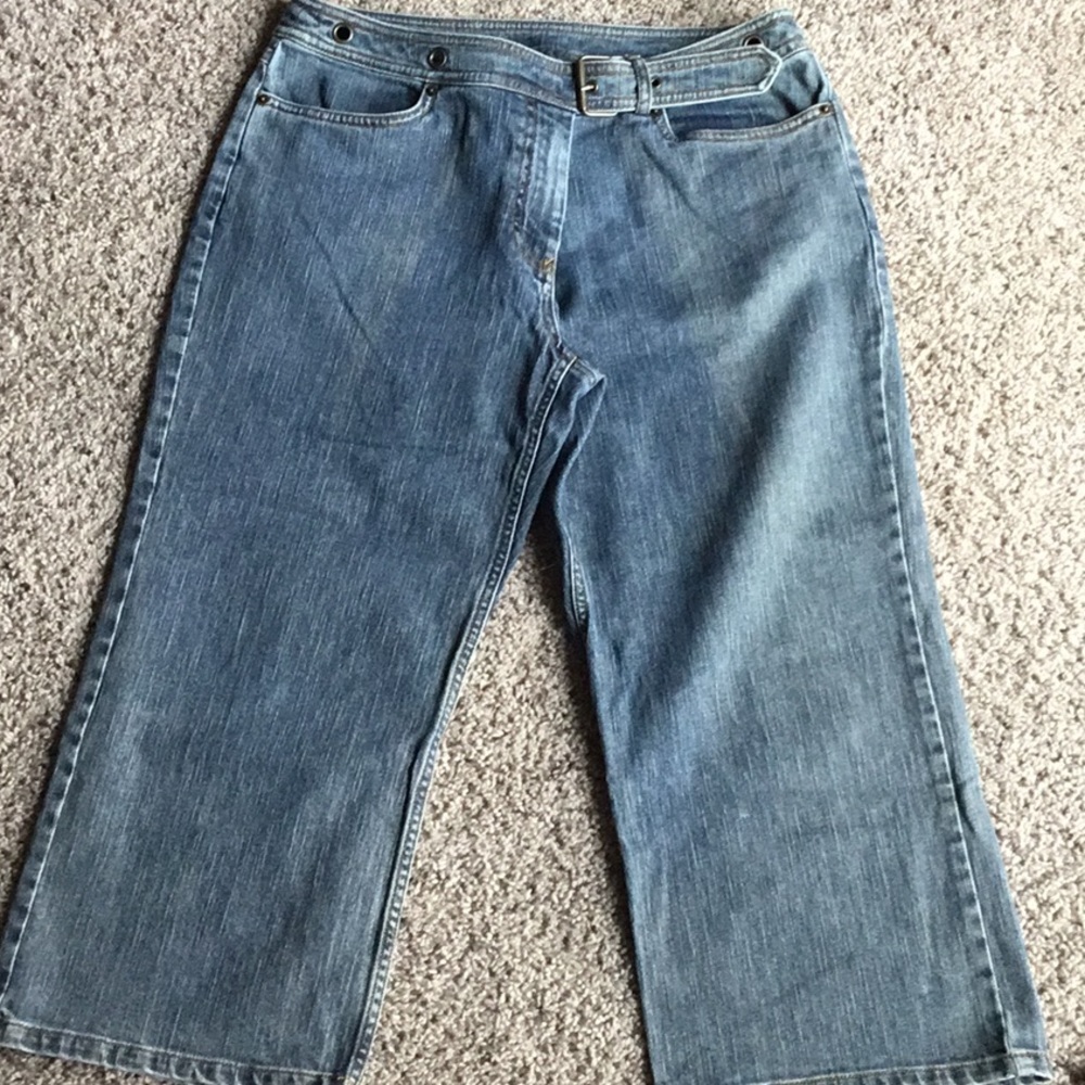 Jones Wear medium wash denim capris